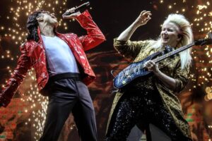 jennifer batten tocando guitarra com cover do michael jackson