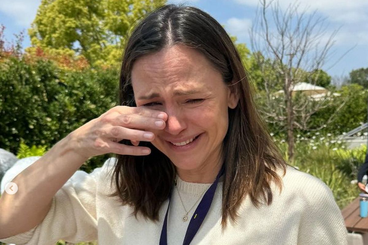 Jennifer Garner chora em formatura dos filhos