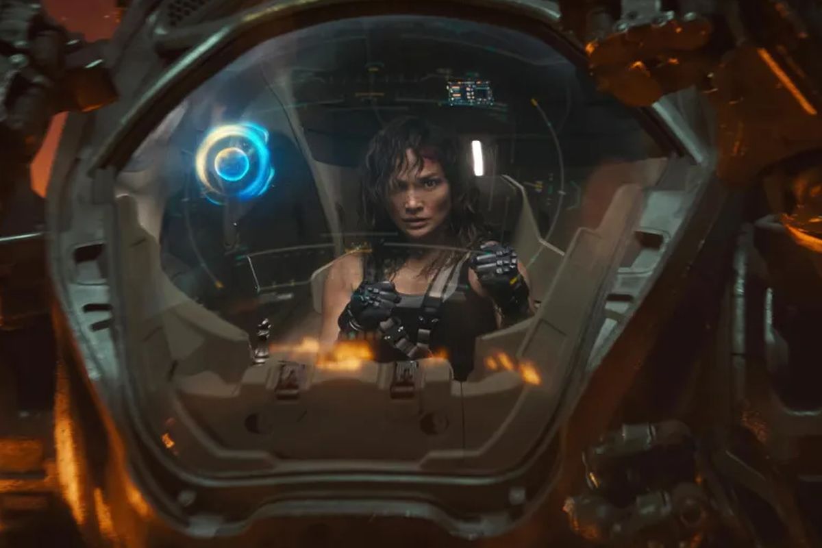 Jennifer Lopez em dena de 'Atlas', da Netflix