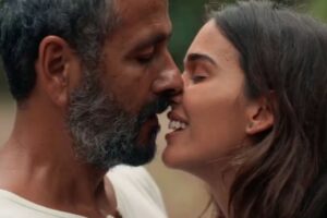 José Inocêncio (Marcos Palmeira) e Mariana (Theresa Fonseca) quase se beijando em Renascer