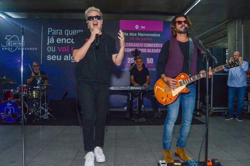 Jota Quest cantando na estação Sé do Metrô de São Paulo