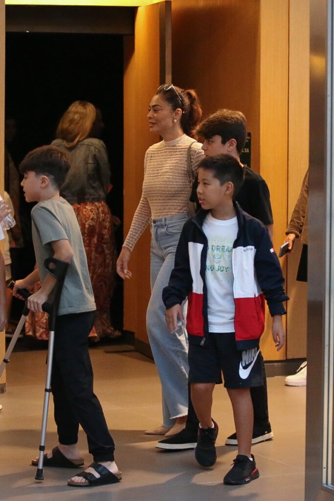 Juliana Paes no shopping com marido e filhos