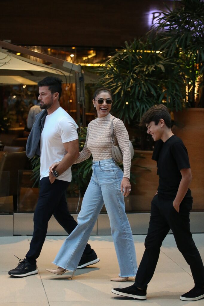 Juliana Paes no shopping com marido e filhos