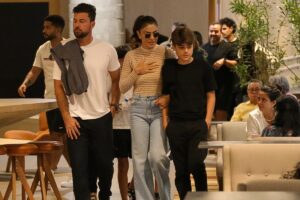 Juliana Paes no shopping com marido e filhos