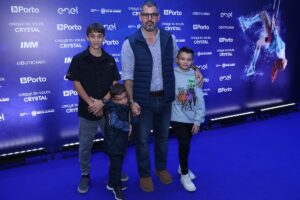 Juliano Cazarré e filhos na estreia do Cirque Du Soleil