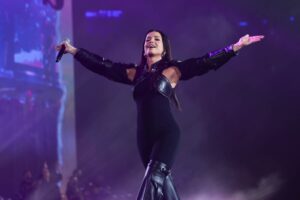 Juliette canta no festival Salve o Sul, toda de preto