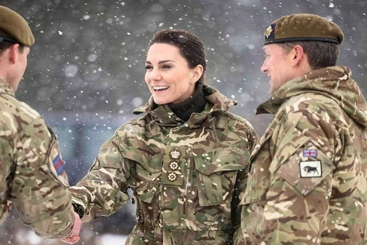 Kate Middleton com guardas irlandeses