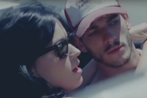 Katy Perry em cena de vídeoclipe com Josh Kloss