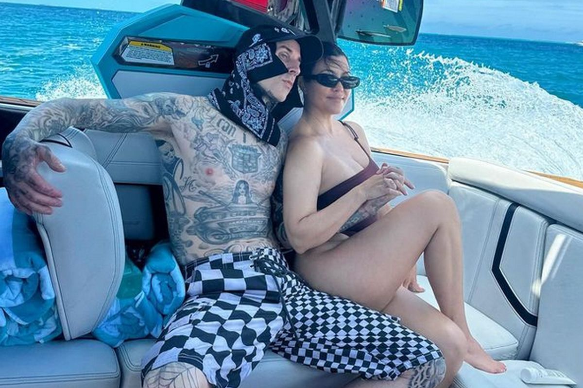 Travis Barker e Kourtney Kardashian em passeio de barco