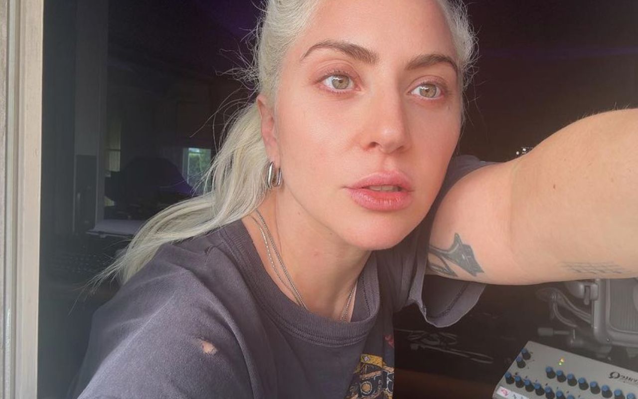 Lady Gaga nega boatos de gravidez após ser fotografada no casamento da irmã