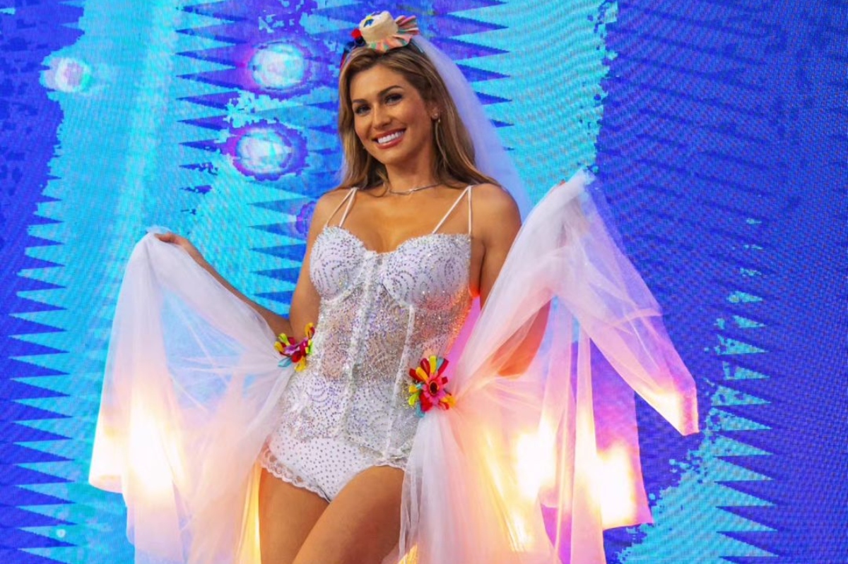 Lívia Andrade vestida de noiva junina