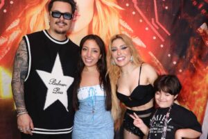 Manu Bahtidão com marido e filhos no evento Parárraiá