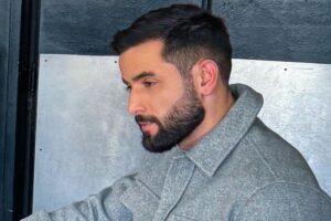 matteus sério em aeroporto