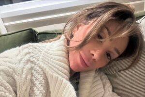 maya massafera deitada no sofá