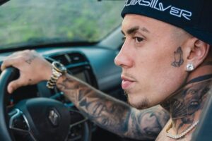 mc daniel posando sério ao volante