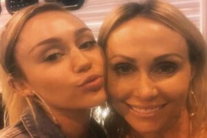 Miley Cyrus e a mãe Tish Cyrus