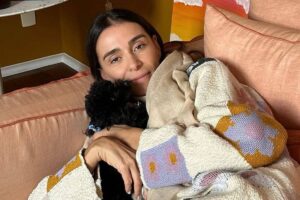 monica martelli deitada no sofá