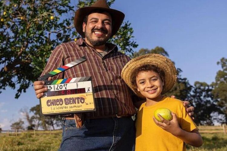 Isaac Amendoim como Chico Bento e Luis Lobianco surgindo como Nhô Lau em “Chico Bento e a Goiabeira Maraviosa”