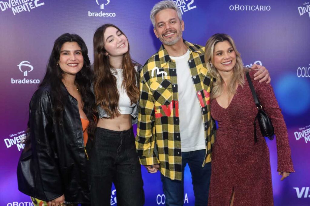 Otaviano Costa, Flávia Alessandra e filhas na pré-estreia de "Divertidamente 2"