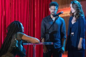 Paulina (Lucy Ramos) invade o evento pega o microfone de Vênus (Nathalia Dill) e diz para todos que ela destruiu sua família em 