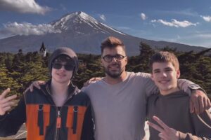 Ricky Martin com os filhos gêmeos.