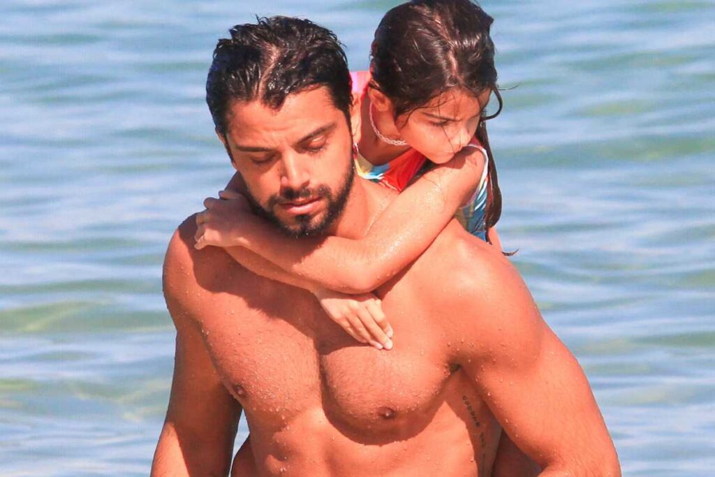 Rodrigo Simas com sobrinha na praia da Barra da Tijuca