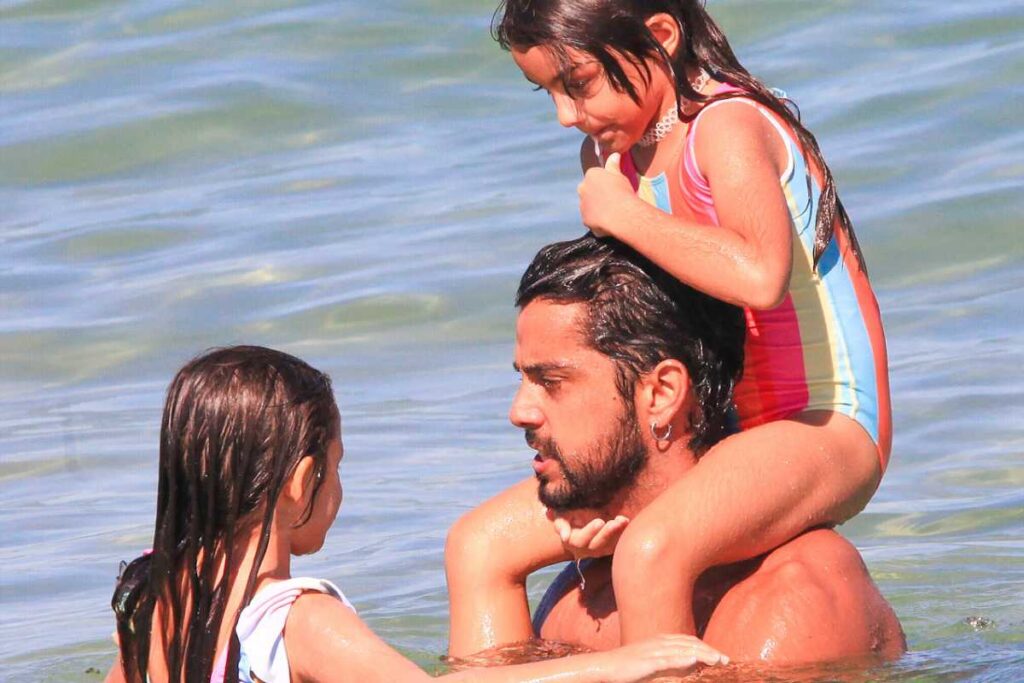Rodrigo Simas com sobrinhas na praia da Barra da Tijuca