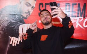 DJ Ronald conta qual o valor de seu cachê e revela coleção de personagens de filme