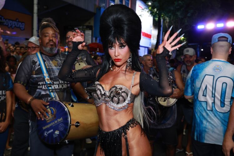 Carnaval 2025 - Sabrina Sato ensaia vestida de Elvira