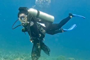 Salma Hayek mergulhando