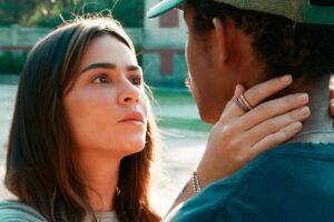 João Pedro (Juan Paiva) e Sandra (Giullia Buscacio) em Renascer