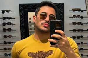 selfie de laellyo mesquita em local com vários óculos