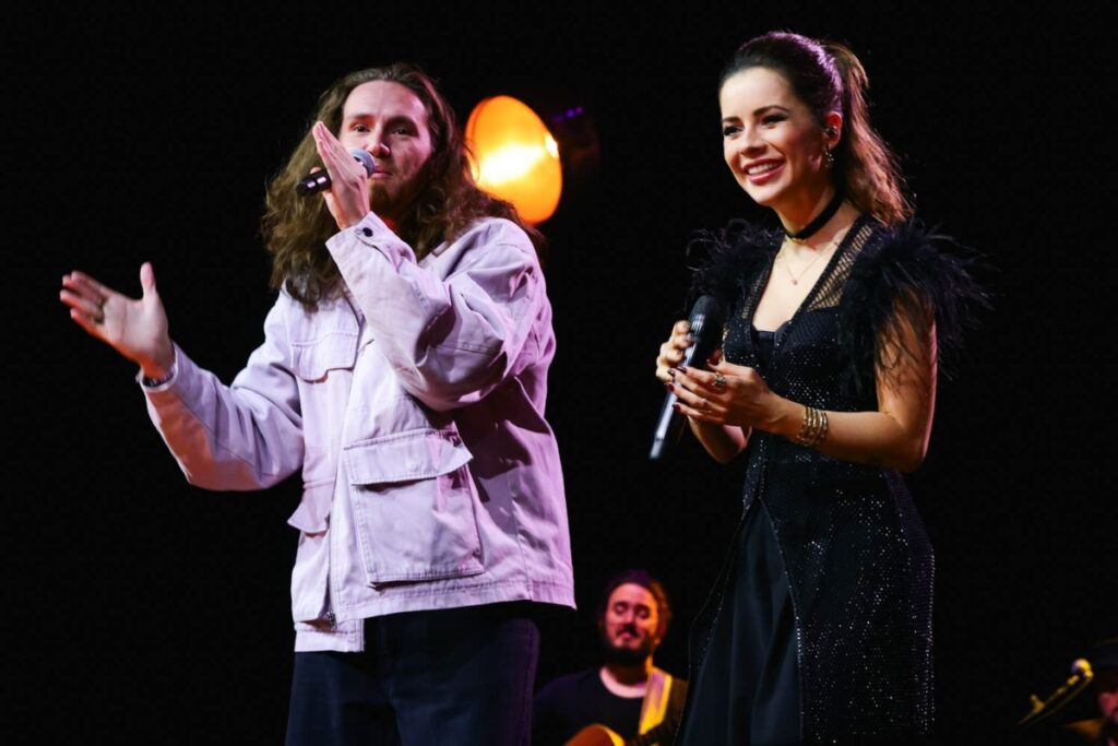 Sandy no palco cantando com Vitor Kley