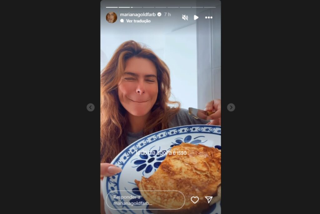 Mariana Goldfarb mostrando omelete preparado pelo namorado