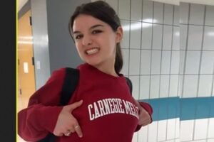 Suri Cruise veste o moletom da faculdade Carnegie Mellon