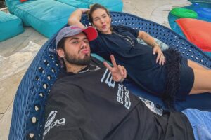 Virgínia e Zé Felipe deitados na espreguiçadeira