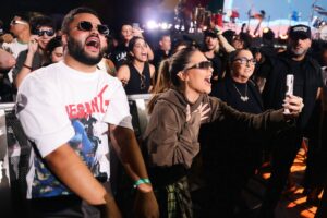 Virgínia se esbaldando na plateia do show de Zé Felipe