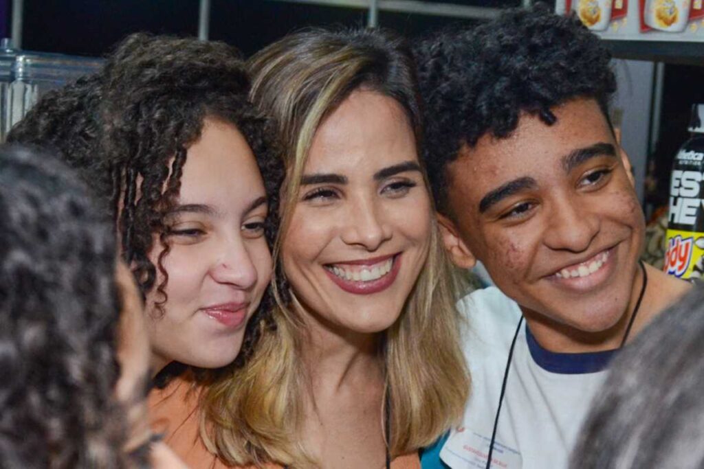 wanessa camargo com fãs em feira alimentícia