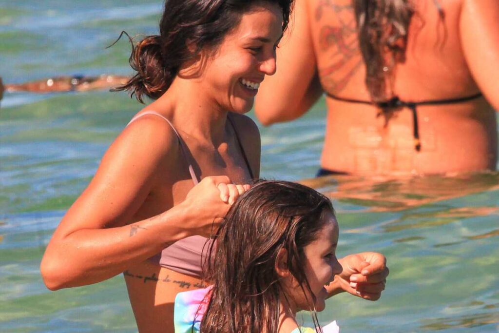 Yanna Lavigne com filha na praia da Barra da Tijuca