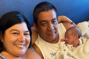 Zeca Pagodinho ao lado da esposa e do neto