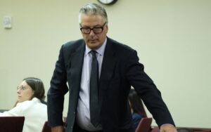 Juíza retira acusação de homicídio culposo de Alec Baldwin. Ator chora ou ouvir decisão