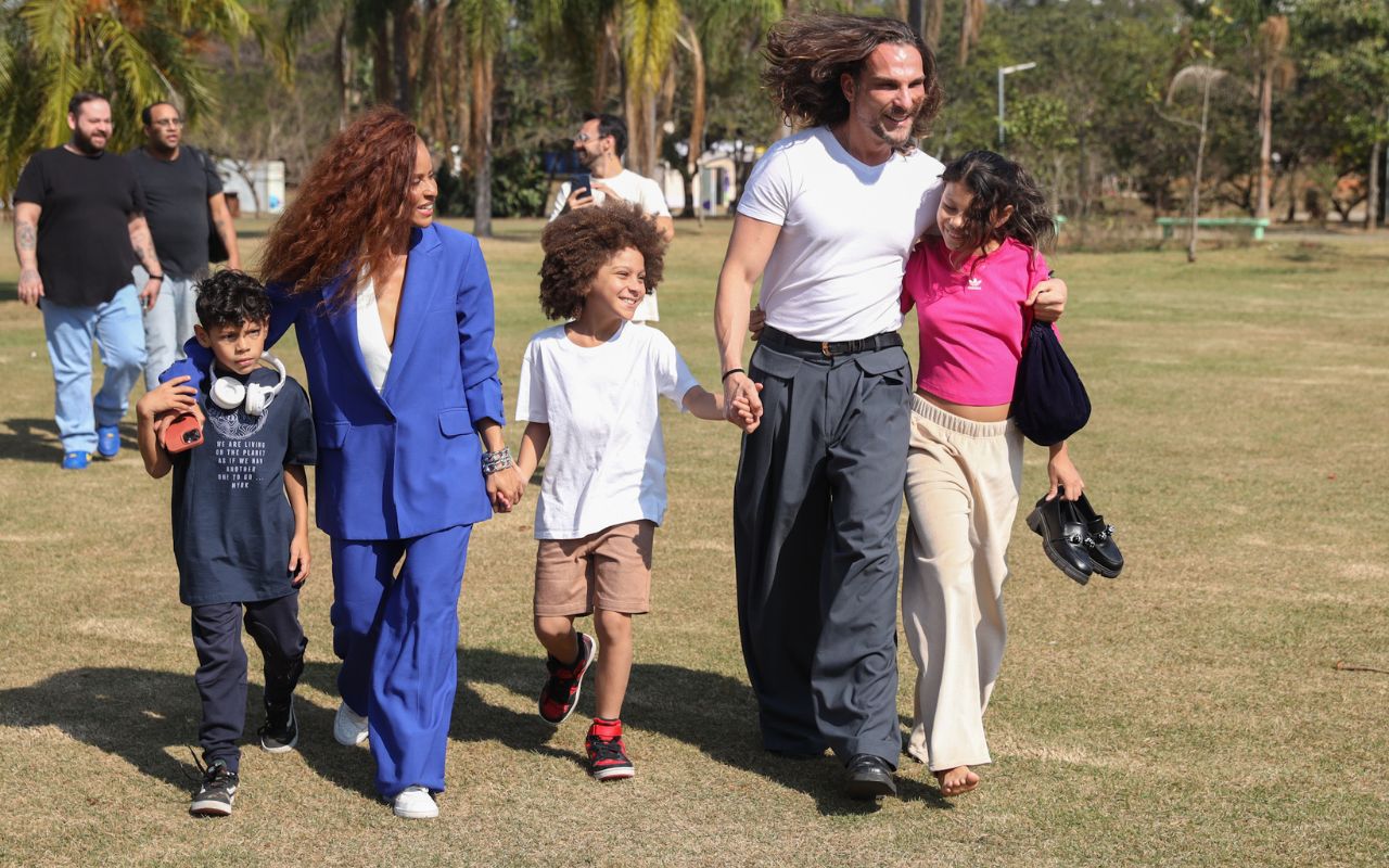 Aline Wirley e Igor Rickli com os três filhos — Foto: Lucas Ramos/ Brazil News