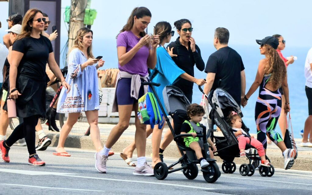 Daniella Sarahyba curte dia ensolarado com a família no Rio