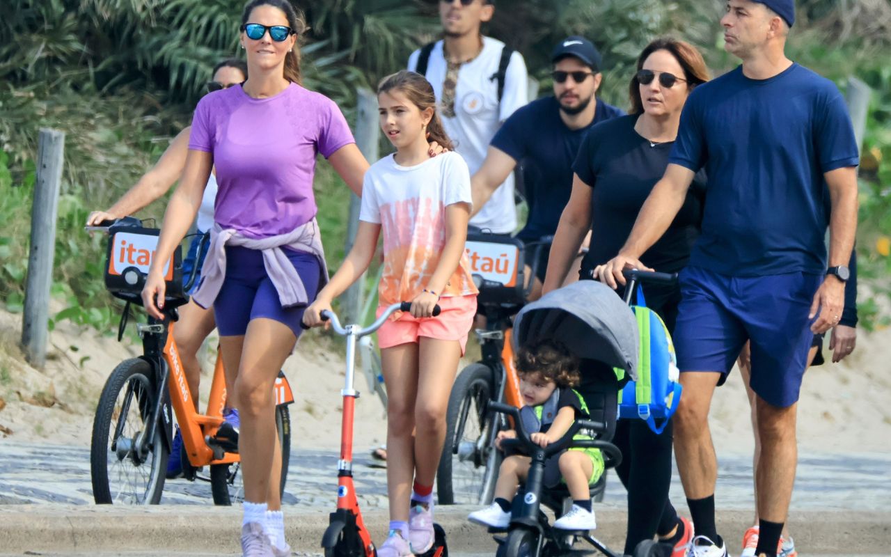 Daniella Sarahyba curte dia ensolarado com a família no Rio