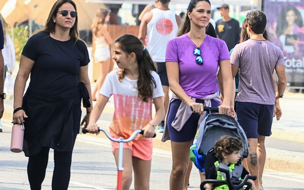 Daniella Sarahyba curte dia ensolarado com a família no Rio