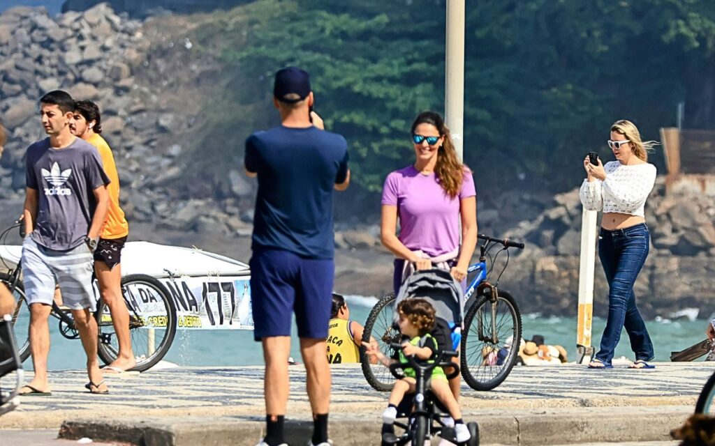 Daniella Sarahyba curte dia ensolarado com a família no Rio