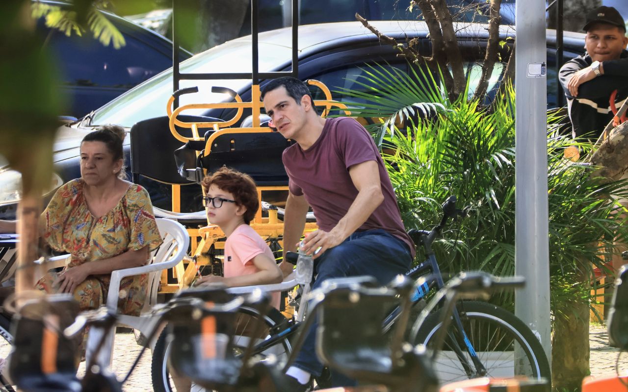 Matheus Solano pedala com o filho e curete exposição de onças na Lagoa, Rio