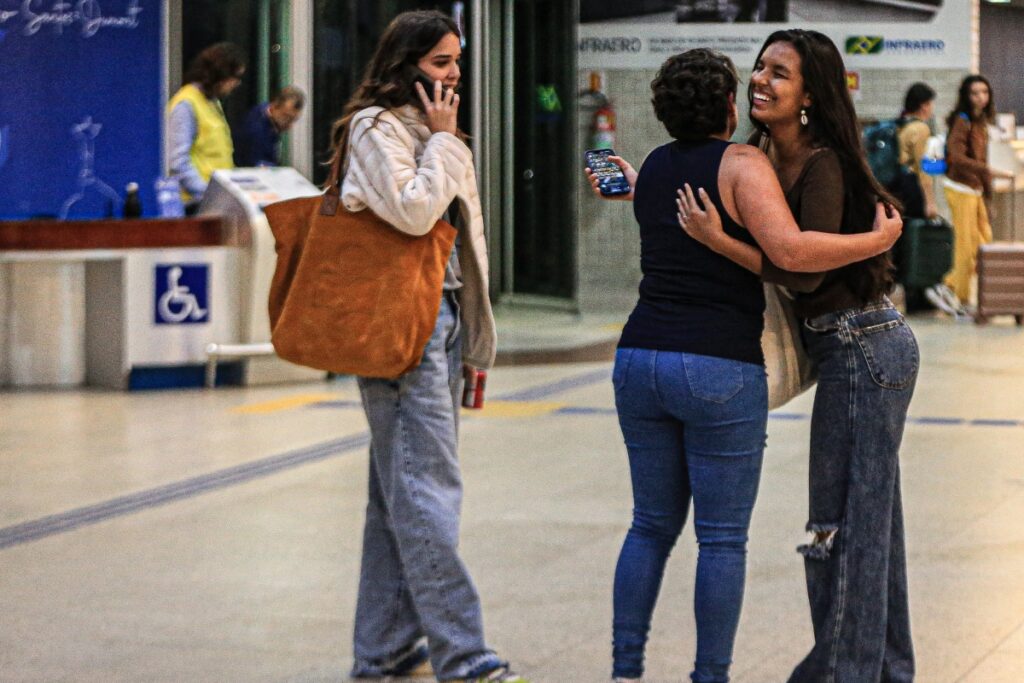 Aeroporto - Theresa Fonseca e Mell Muzzillo