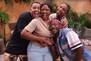 atores da série brasileira toda família tem, do prime video