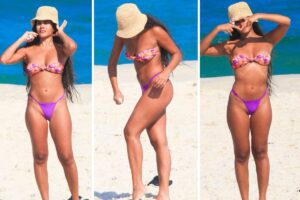 Bella Campos na praia de biquíni